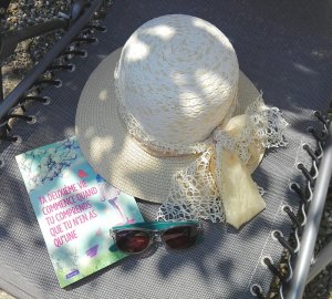 chapeau de paille au jardin et livre raphaelle giodano domidora