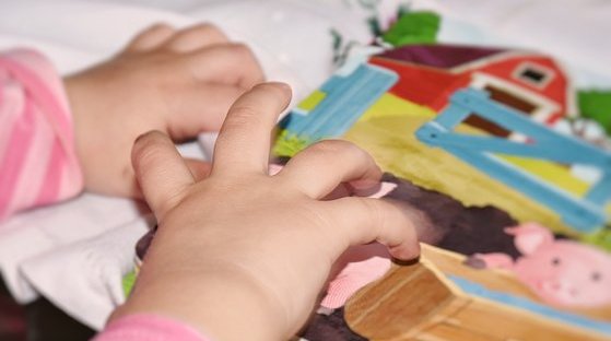 main-denfant-pour-un-bricolage