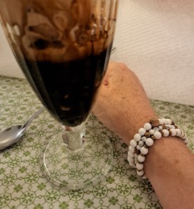 stack bracelets pierres naturelles sur poignet droit dame