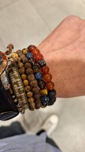 stack bracelet pierres naturelles sur poignet homme 2026