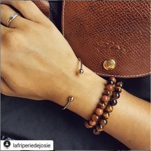 bracelet pierres naturelles oeil de tigre sur poignet dame
