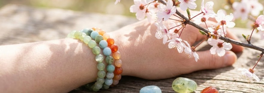 poignet dames avec bracelets pierres naturelels