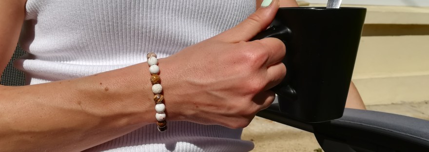 bracelet pierre naturelle sur poignet droit dame 2026