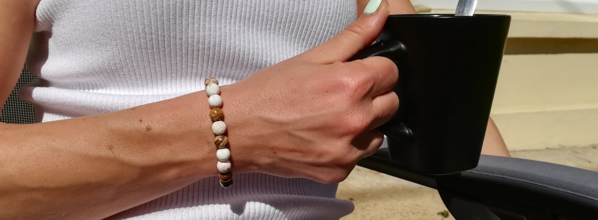 bracelet pierre naturelle sur poignet droit dame 2026